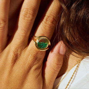 Cascavel Circle Ring Medio Emerald product_description_first_two_sentences - shop_name