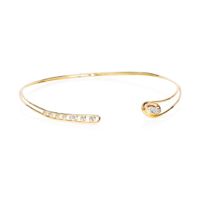 The Cascavel Choker Necklace Petite by Moritz Glik with 1.16ct of diamonds set and enclosed in a Kaleidoscope Shaker™ in 18k gold. Featuring a diamond-filled, oval Kaleidoscope Shaker™ on one side, counterbalanced by seven bezel-set round and oval diamonds, all set in an open-front, asymmetrical frame. Angled to the right.
