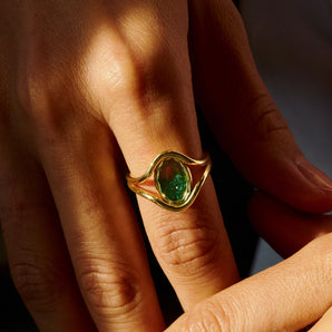 Cascavel Oval Ring Petite Emerald