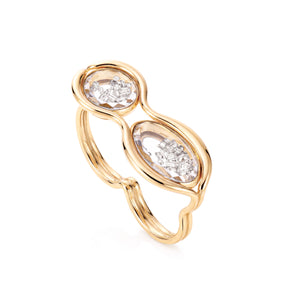 Cascavel Double-Finger Ring by Moritz Glik in 18k yellow gold with 1.40ct diamonds enclosed in one round and one oval Kaleidoscope Shaker on white background, at an angle.