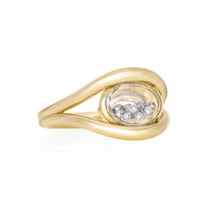 Cascavel East-West Ring Petite by Moritz Glik in 18k yellow gold with 0.18ct diamonds enclosed in an east-west, oval-shaped Kaleidoscope Shaker on white background, facing right