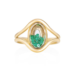 Cascavel Oval Ring Petite Emerald by Moritz Glik in 18k yellow gold with 0.23ct of emeralds enclosed in an oval-shaped Kaleidoscope Shaker on white background, facing front