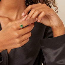 Load image into Gallery viewer, Core Emerald Shaker Ring - Round Rings - Moritz Glik emeralds fall edit Core
