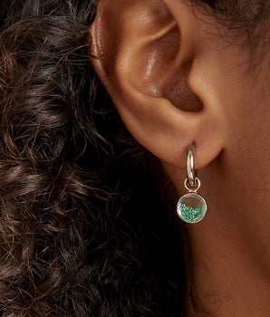 Emerald Shaker Huggies Earrings - Moritz Glik emeralds Hoops Core